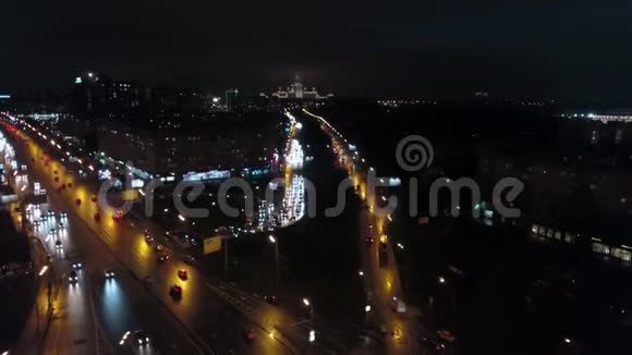 从空中俯瞰一条繁忙的道路和无尽的城市景观视频的预览图