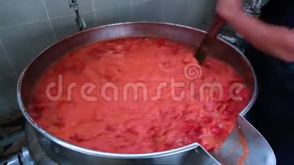 在一家工厂做西红柿视频的预览图