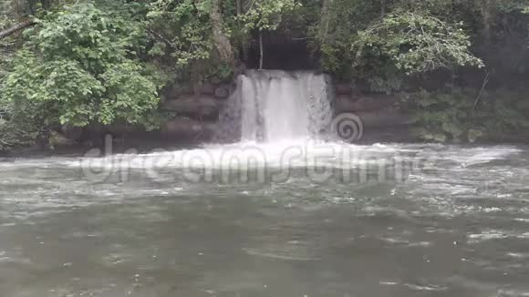 瀑布坝排水溢洪道山河有落石瀑布和流水视频的预览图