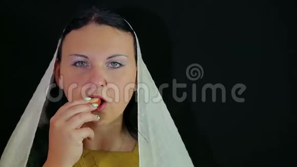 女人是用蜂蜜吃苹果的视频的预览图