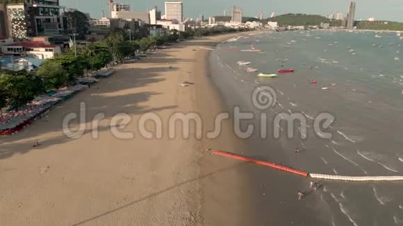 清晨日出时4K无人机拍摄了芭堤雅海滩和海滩路空荡荡的海滩金色的沙滩没有人射击场视频的预览图