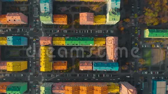 从上往下看一座现代化城市五颜六色的房子视频的预览图