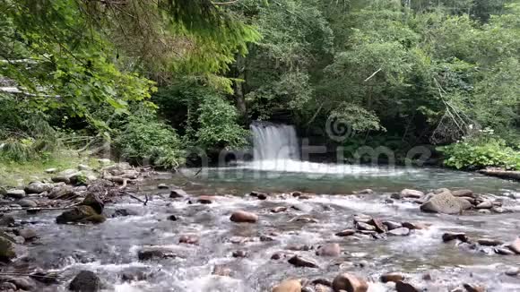瀑布坝水漫道山河有石瀑布和流水视频的预览图