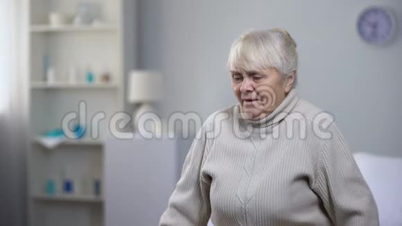 医护人员照顾老太太腰痛医疗保健视频的预览图