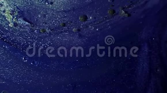 油漆流动海洋表面深蓝色油墨溢出视频的预览图