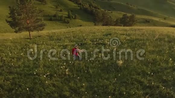 鸟瞰幸福女游客在夏日阳光下漫步山顶美丽美丽视频的预览图