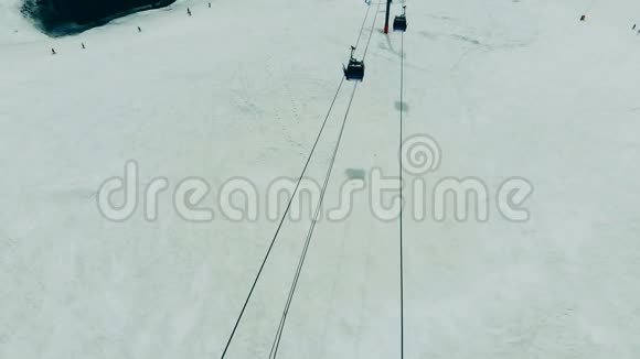 顶部有移动的圆形索道滑雪电梯电缆方式在山上视频的预览图