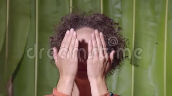双手遮住女人的脸视频的预览图