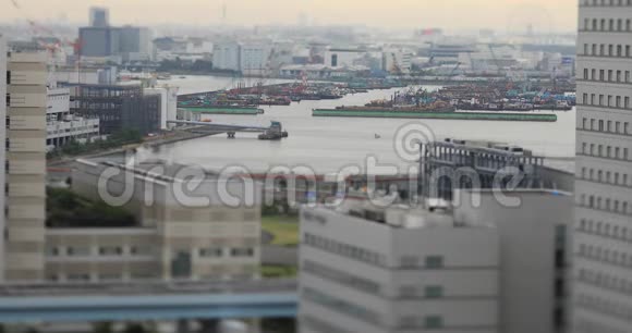 东京附近海湾地区的高角度视野白天中日多云视频的预览图