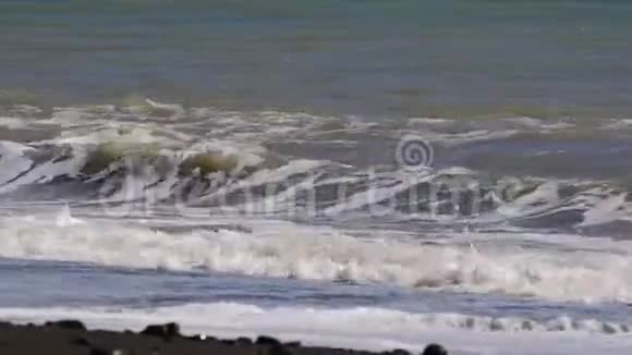 在帕里塞角海滩上的巨浪视频的预览图