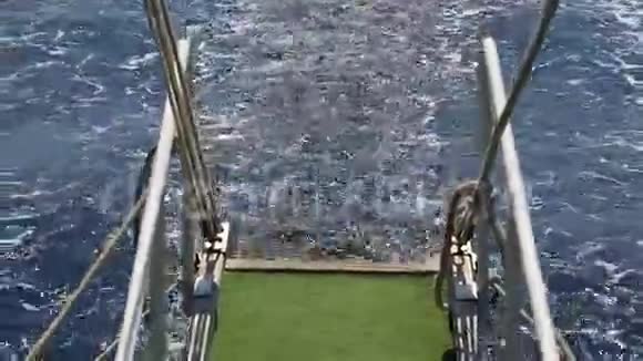 从船的海上移动来看泡沫就是水视频的预览图