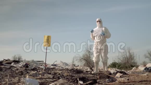 生物危险危险分子穿防护服显示用指针在垃圾堆上拯救地球的标志视频的预览图