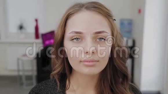 一个眉毛张开的年轻女孩一个女孩的肖像视频的预览图