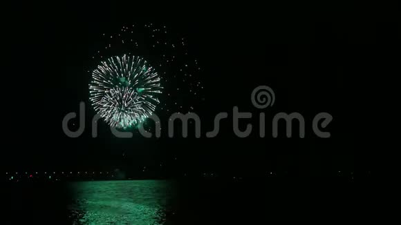 五彩斑斓的炽热火花喜庆的烟花在江面上空映着水视频的预览图