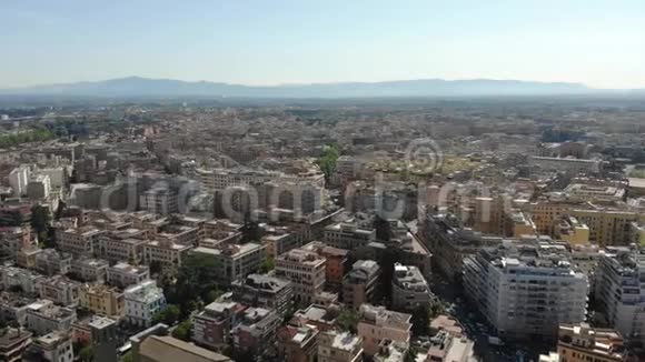 空中建筑罗马景观在顶部鸟瞰罗马房子飞过房屋和街道视频的预览图