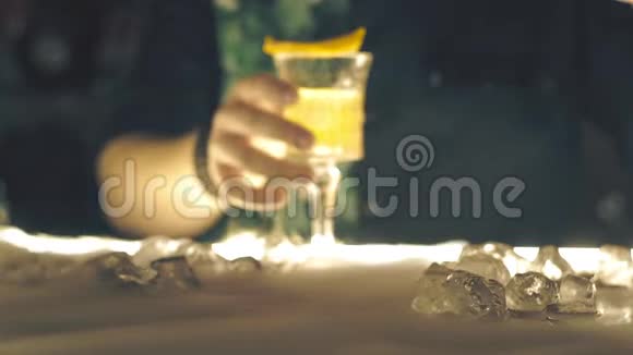 酒保在酒吧提供鸡尾酒视频的预览图