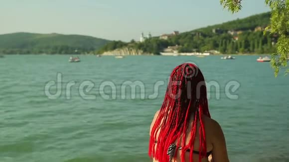 1一个红头发的女人在度假时工作得很远视频的预览图