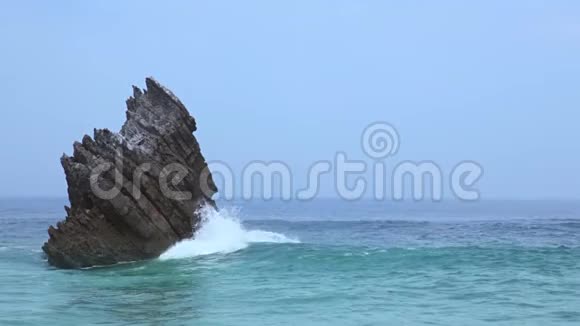 孤独的岩石在海洋和冲浪视频的预览图