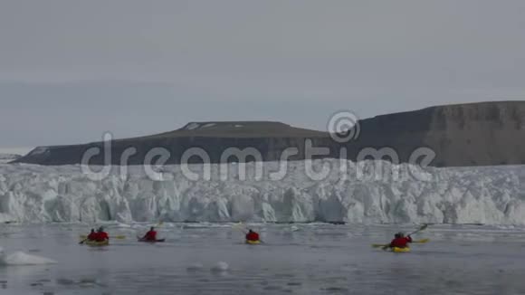 独木舟沿着冰冻的弥撒漂浮视频的预览图