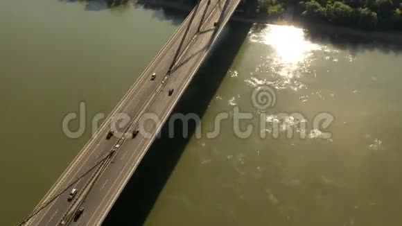 在河上的桥上可以看到空中交通视频的预览图