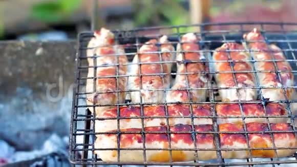 香肠是在木炭烤架上烤的视频的预览图