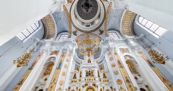 维特BSK贝拉鲁斯2019年8月旋转和扭转内部视图抬头看一个东正教圆顶与壁画派视频的预览图