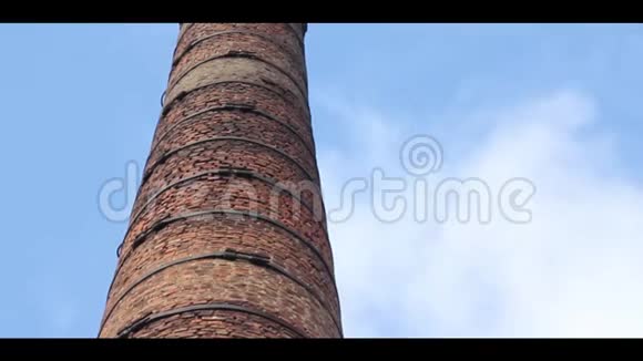 高高的工厂烟囱红砖在天空中飘过视频的预览图