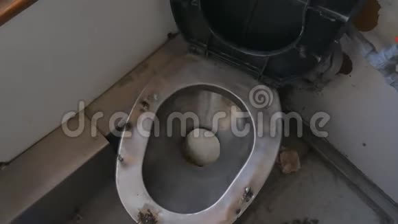 火车厕所排水火车上的旧厕所火车车厢里的厕所视频的预览图