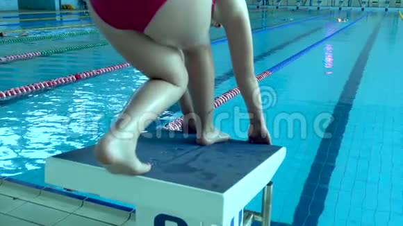 游泳运动员在游泳池游泳比赛开始时头部跳跃视频的预览图
