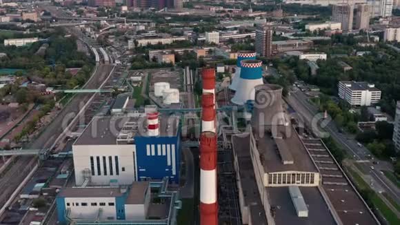 空中无人驾驶飞机飞越生产工业工厂的白色红管的拍摄地视频的预览图