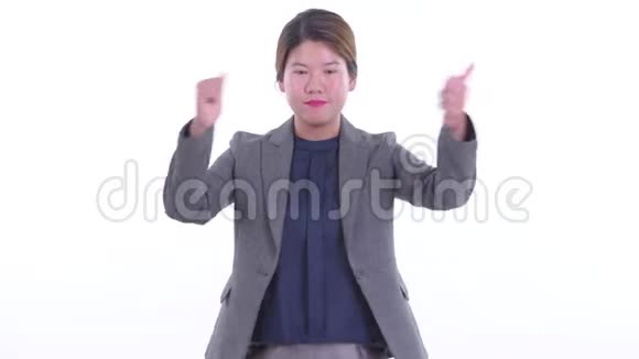 困惑的亚洲年轻女商人在竖起大拇指和竖起大拇指之间做出选择视频的预览图