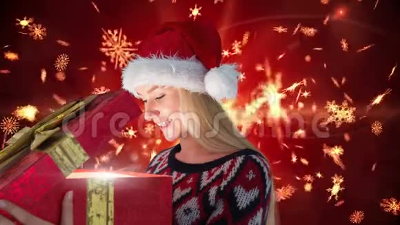 兴奋的女人打开金色雪花的神奇圣诞礼盒视频的预览图