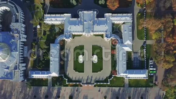 从最上面的马里英斯基宫殿乌克兰总统在基辅的正式官邸的鸟瞰图视频的预览图