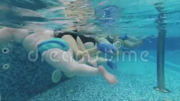 泳池里胖女人的水上有氧运动视频的预览图