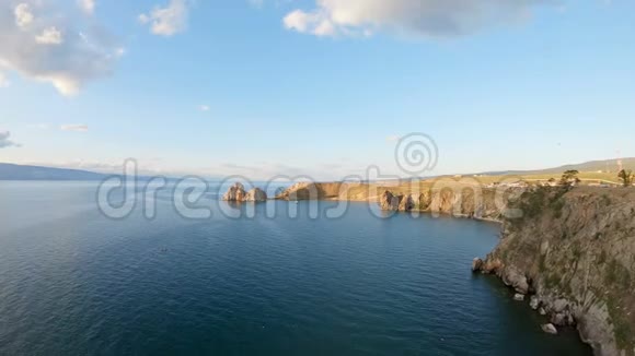 风景秀丽的海景无人驾驶飞机飞过海面沿着岩石海岸视频的预览图