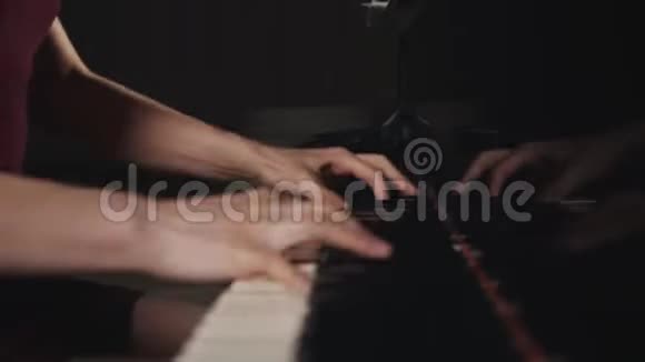 女人的手在弹钢琴特写乐器大钢琴细节视频的预览图