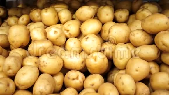 市场柜台上的土豆收获视频的预览图