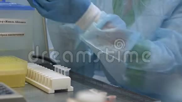 生物学家实验室里的科学家用吸管或滴管做液体样品开发独特的疫苗视频的预览图