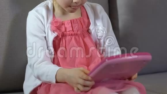 女孩子玩玩具平板电脑坐沙发童年休闲教育玩具视频的预览图