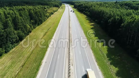 穿过森林的联邦高速公路的鸟瞰图视频的预览图