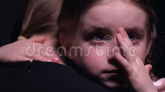 被虐待的小女孩哭着拥抱着母亲遭受欺凌受害者视频的预览图