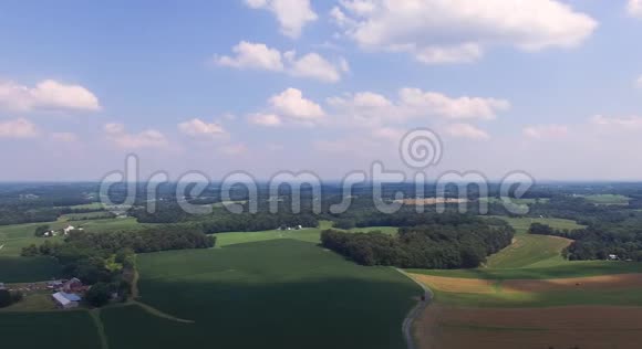 美国马里兰农村地区高海拔固定作物和农田的空中视频的预览图