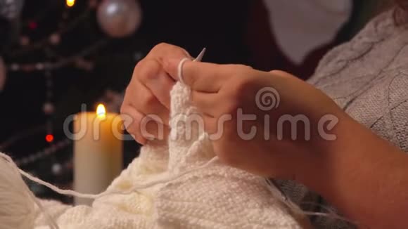 女人在圣诞树旁编织毯子视频的预览图