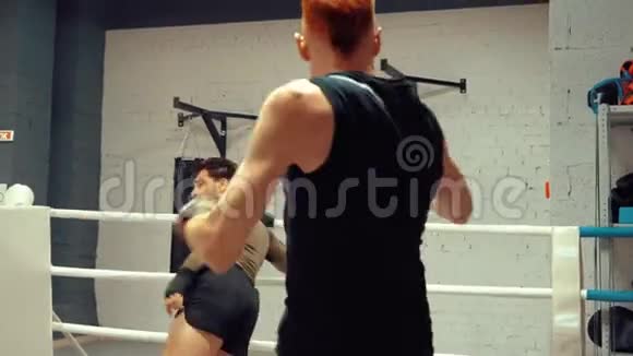 两名职业拳击手在拳击俱乐部的环边训练前正在热身视频的预览图