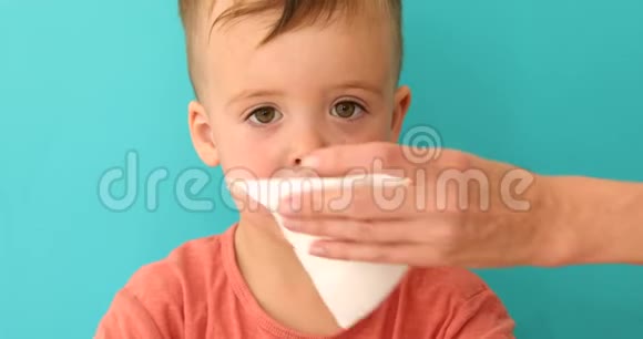 成人帮助儿童吹擦鼻涕视频的预览图