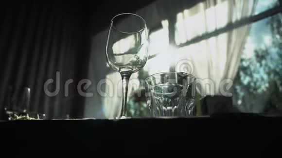空酒杯上有酒精饮料宴会参加庄严的活动背景与视频的预览图