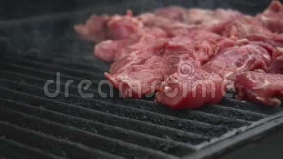 生猪肉牛肉是烧烤架上煮熟的慢动作调味和香料腌制肉片视频的预览图
