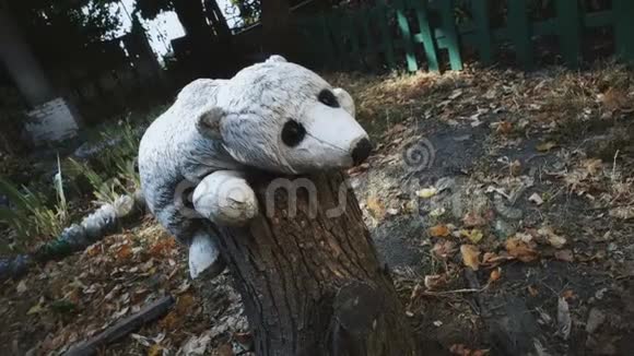 黑暗后院的木头上的玩具熊悲伤的童年回忆可怕的噩梦视频的预览图