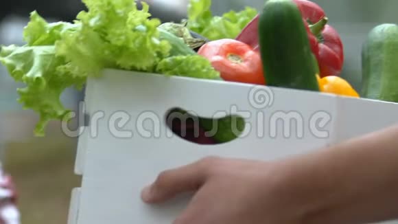温室工人从男性手中接收蔬菜盒生态食品市场视频的预览图