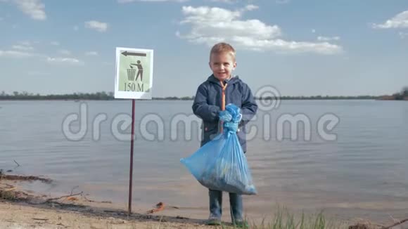 环境问题污染垃圾清理塑料后手拿垃圾袋的小男孩画像视频的预览图